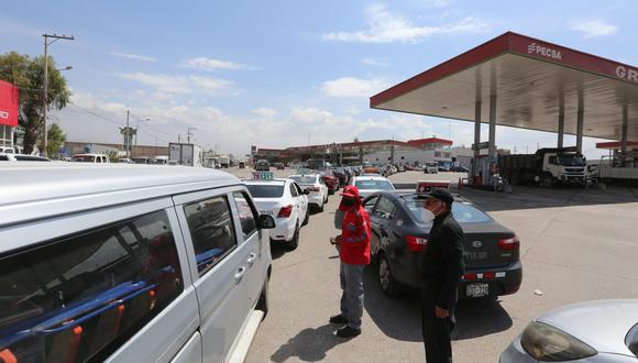 Conductores forman largas colas por desabastecimiento del combustible en otros grifos| FOTO: Leonardo Cuito