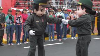 Fiestas Patrias: ​Muñecos policías se "roban" la atención del público (VIDEO)