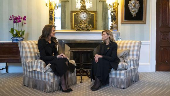 Catherine, princesa de Gales de Gran Bretaña, habla con la primera dama de Ucrania, Olena Zelenska, durante una reunión en el Palacio de Buckingham el 18 de septiembre de 2022. (Foto de Kirsty O'Connor / AFP)