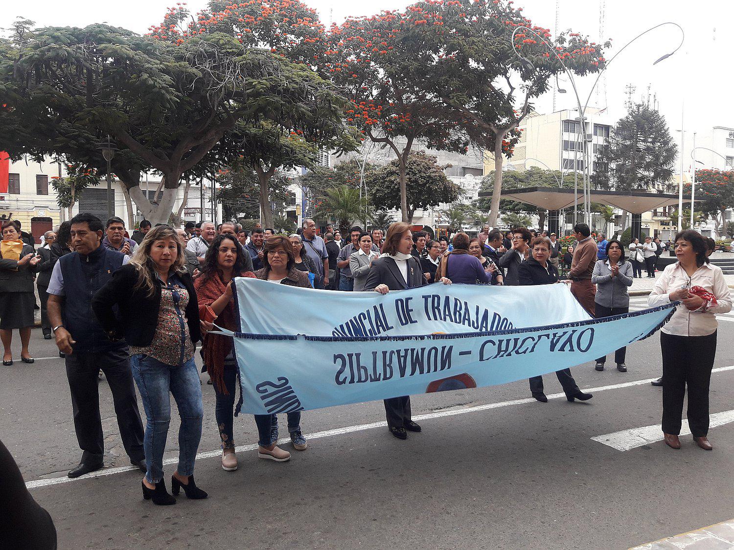 Trabajadores de la MPCh paralizan sus labores exigiendo el pago de su gratificación