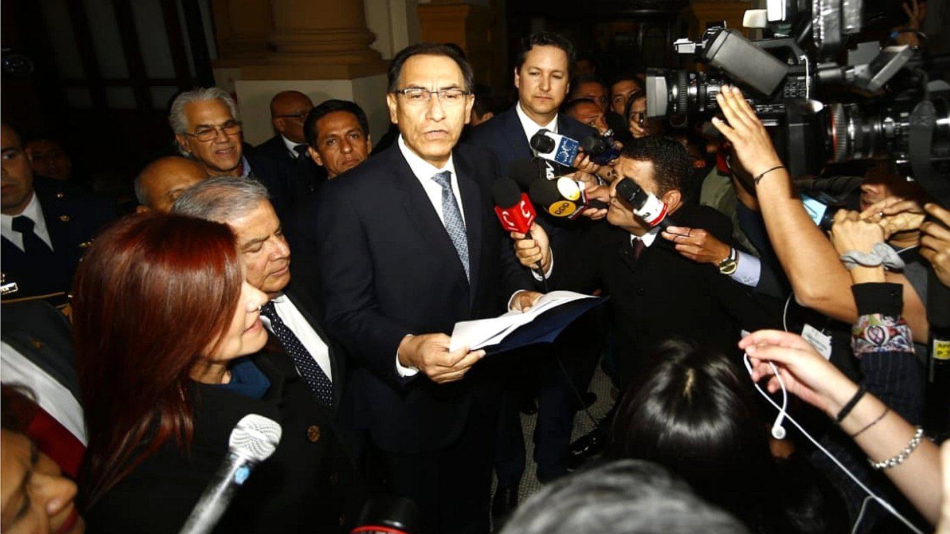 Referéndum: Martín Vizcarra entregó al Congreso los tres proyectos para la reforma política