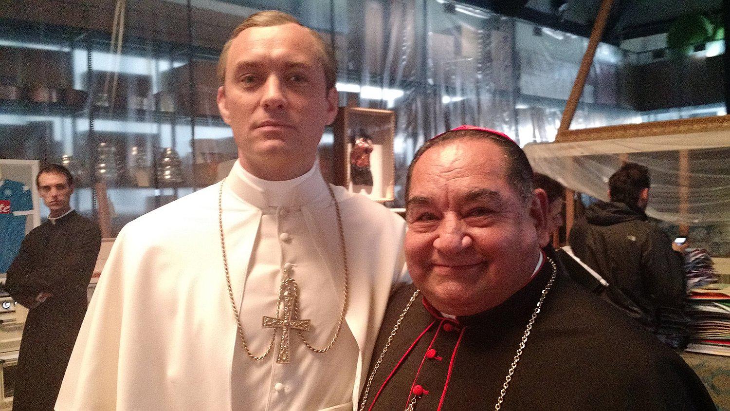 Facebook: Ramón García y Jude Law conversan en español para "The Young Pope" (VIDEO)