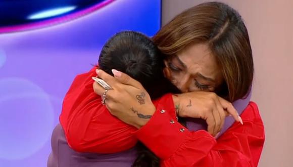 Dayanita abraza a la madre del niño de 10 años. | Foto: Andrea - ATV.