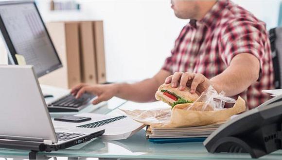Esta es la razón por la que no debes de comer en tu escritorio de trabajo, según estudios 