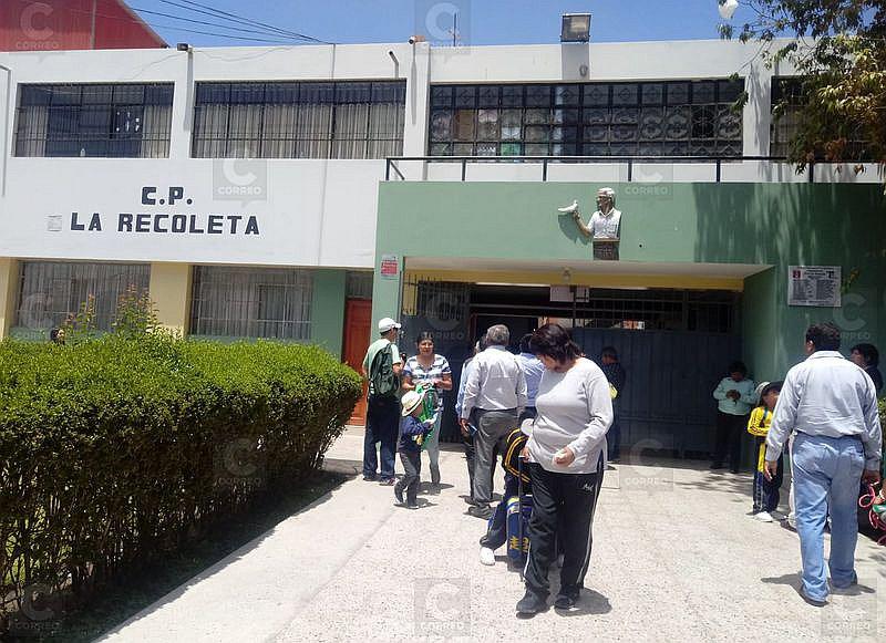 Padres protestan por aumento de pensión en el colegio La Recoleta