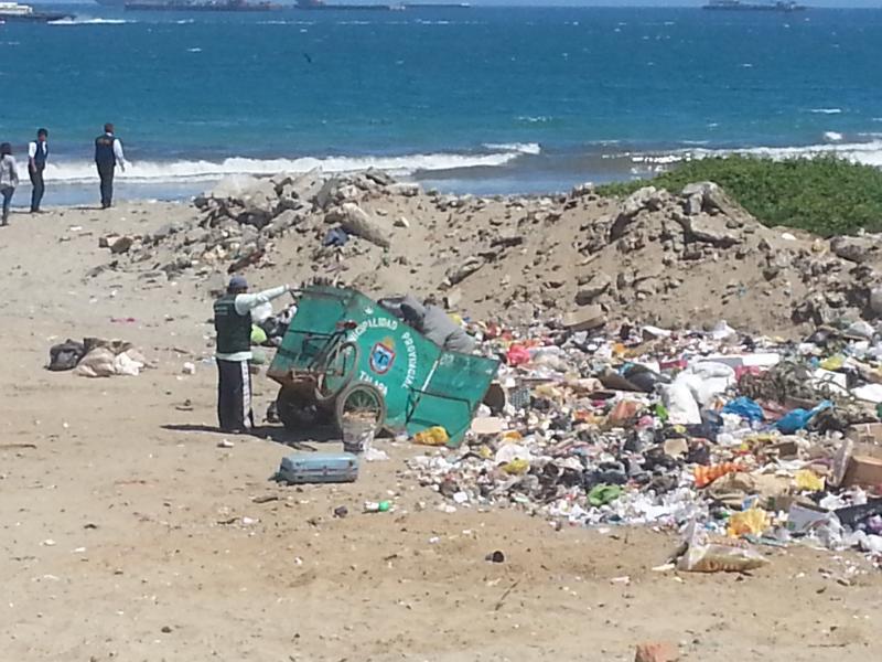 Arrojan basura en playa de San pedro 
