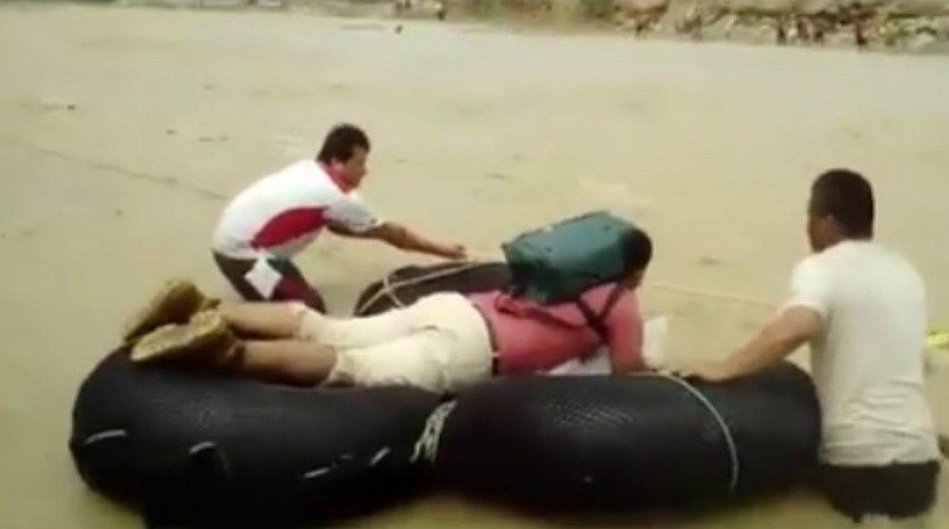 La Libertad: Pobladores de Virú arriesgan su vida cruzando el río así (VIDEO)