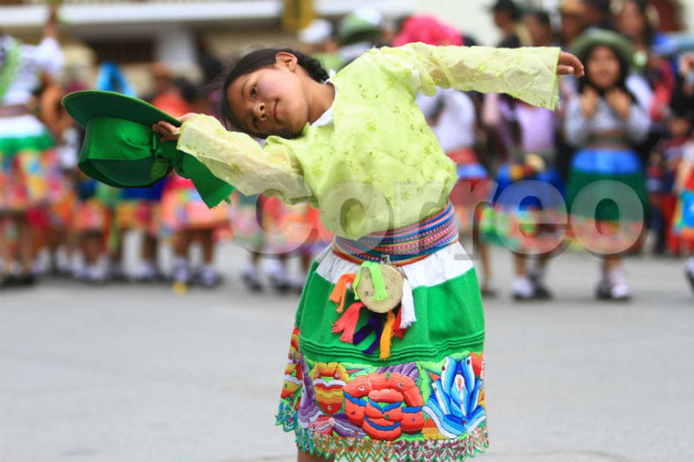 Niños "marcan" plantas en fiesta de santiago (FOTOS)