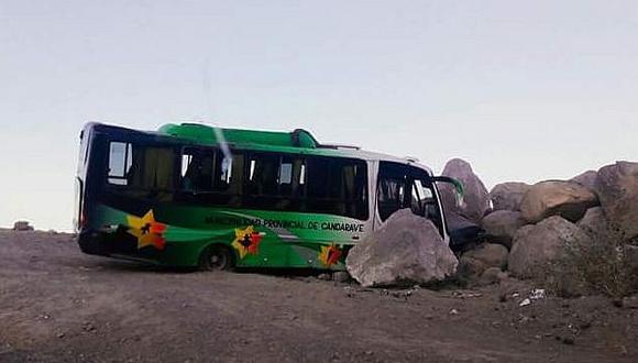 Bus del municipio de Candarave colisiona contra rocas para no caer a abismo