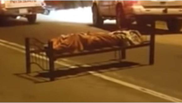 Hallan en medio de la carretera una cama con un cadáver envuelto (VIDEO)