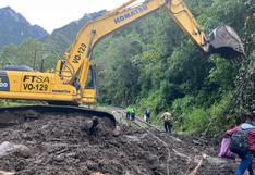 Cargadores frontales tratan de liberar vía férrea a Machu Picchu tras derrumbe (VIDEO)