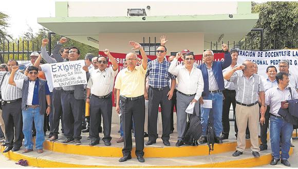 Docentes de la UNPRG protestan por aumento de salarios y beneficios 