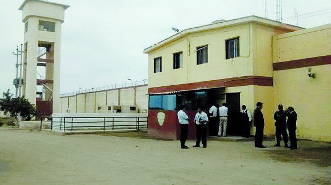 Chiclayo: Dos intervenidos por querer ingresar celulares al penal 