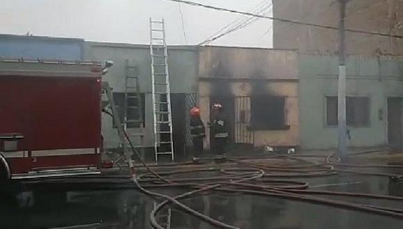 Incendio consumió una vivienda en el Callao (VIDEO)