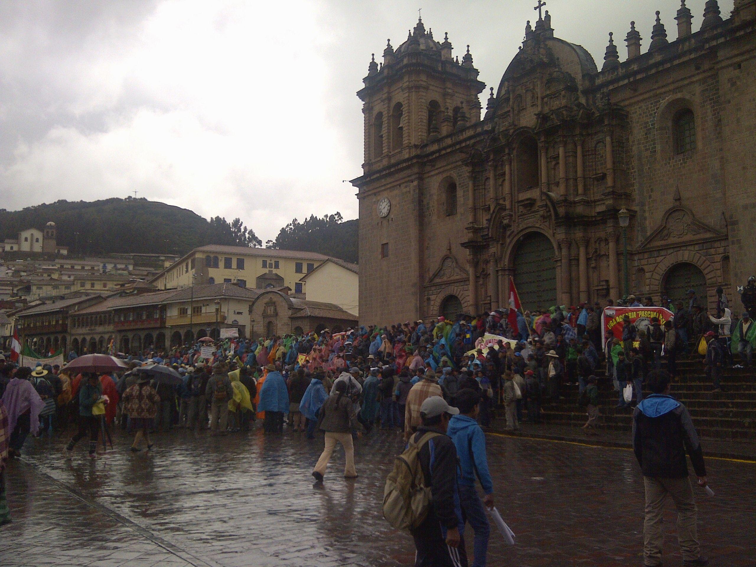 Cusco: Pese a intensa lluvia manifestantes toman la Plaza de Armas [Vídeo]