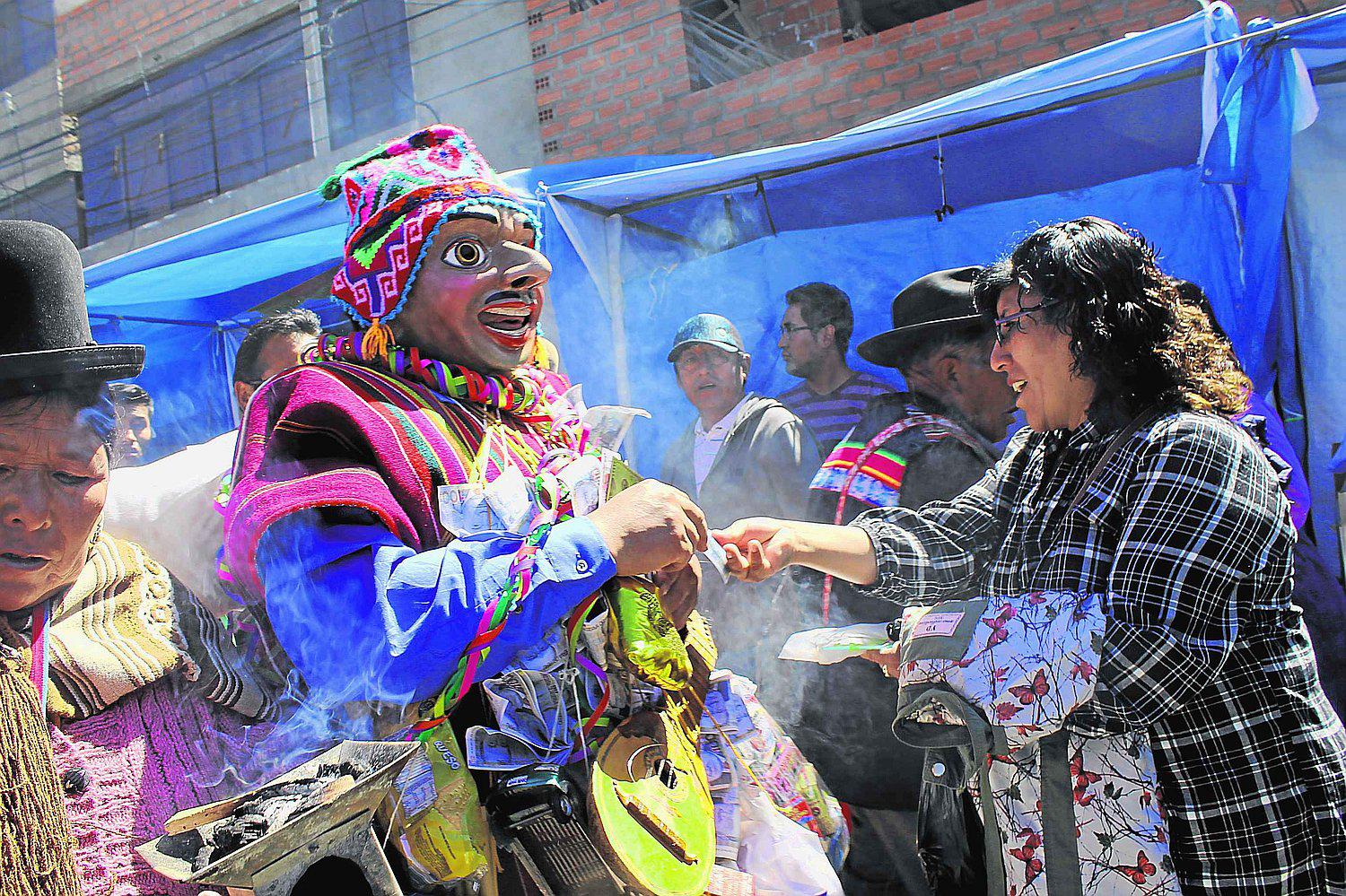 Inauguran feria de las Alasitas con pasacalle del Ekeko