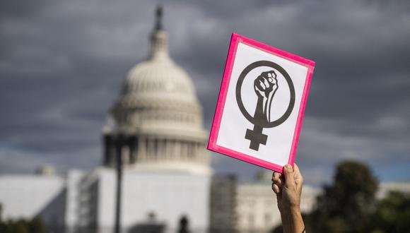 Una manifestante por el derecho al aborto sostiene un cartel cerca del Capitolio de los EE. UU. durante la Marcha anual de las mujeres para apoyar los derechos de las mujeres en Washington, DC, el 8 de octubre de 2022. (Foto de ROBERTO SCHMIDT / AFP)