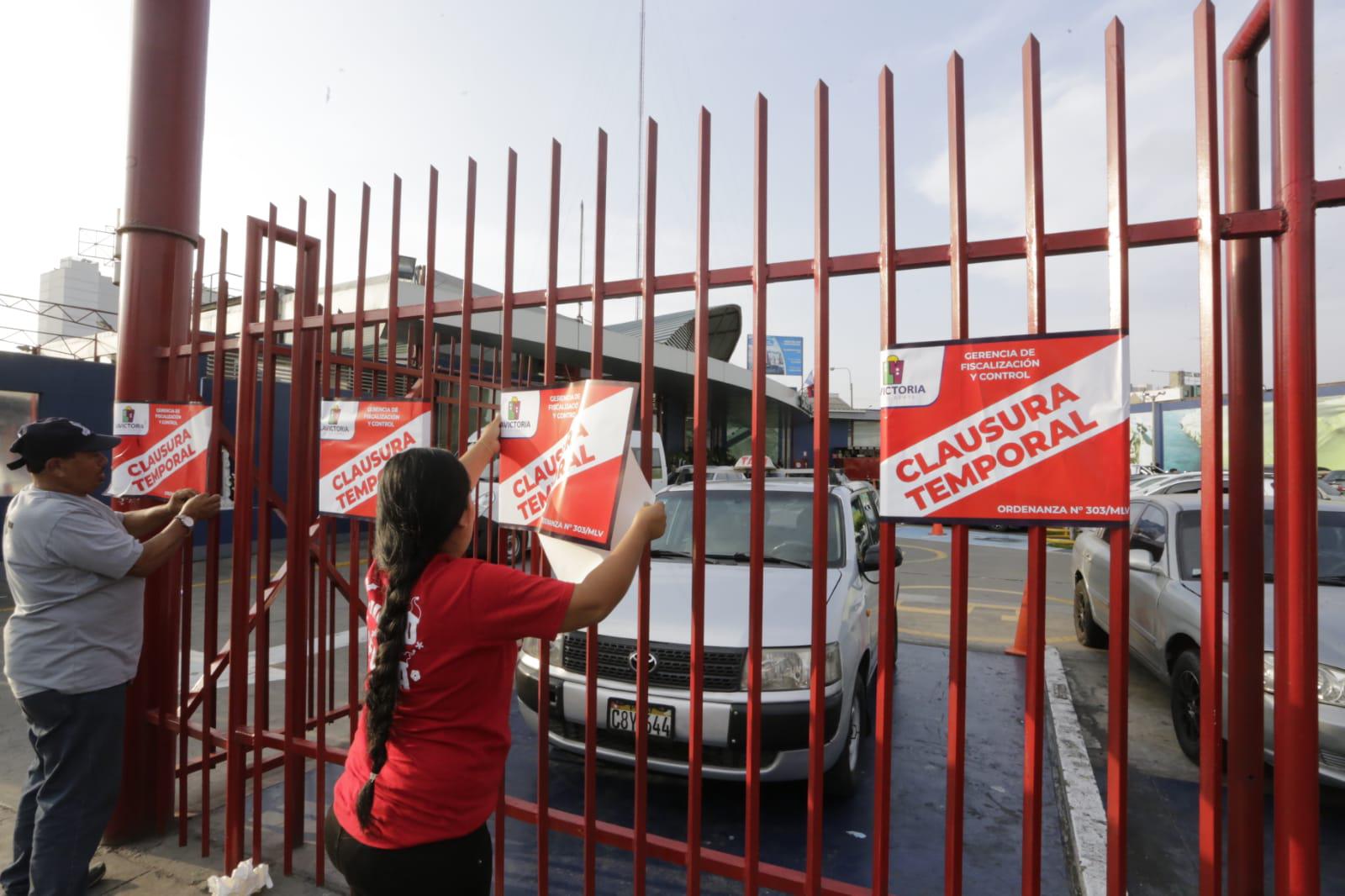 Personal de la Gerencia de Fiscalización y Control de la Municipalidad de La Victoria se cercó a la sede de Cruz del Sur para proceder con el cierre / Foto: César Bueno