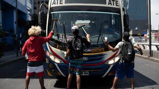 Venezolanos limpian parabrisas de carros en semáforos durante estado de emergencia por coronavirus