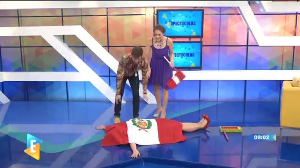 Antonio Pavón cubre con bandera peruana a conductora de TV y genera polémica