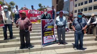 Exaportantes de la ONP y del Fonavi se encadenan en el Centro Cívico de Tacna