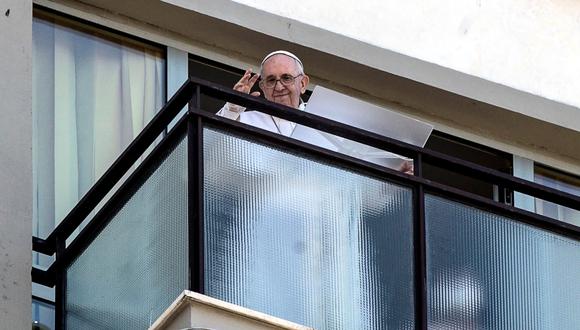 El Papa Francisco dirige su oración dominical del Ángelus desde un balcón del Hospital Universitario Gemelli donde se sometió a una cirugía de colon programada el 4 de julio, en Roma, Italia, el 11 de julio de 2021. (Papa, Italia, Roma) EFE / EPA / ANGELO CARCONI