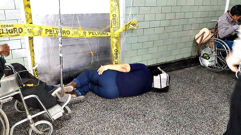 Docente espera atención en el pasadizo del hospital III de EsSalud (FOTO) 