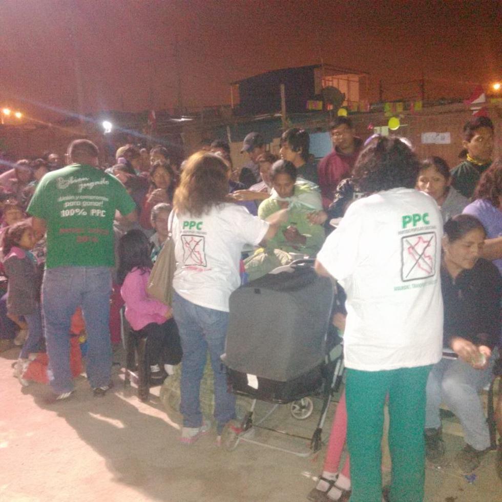 Precandidato a Lima: Reparten pescado junto a imagen de Rafael Santos ...¿por votos?  (Fotos)