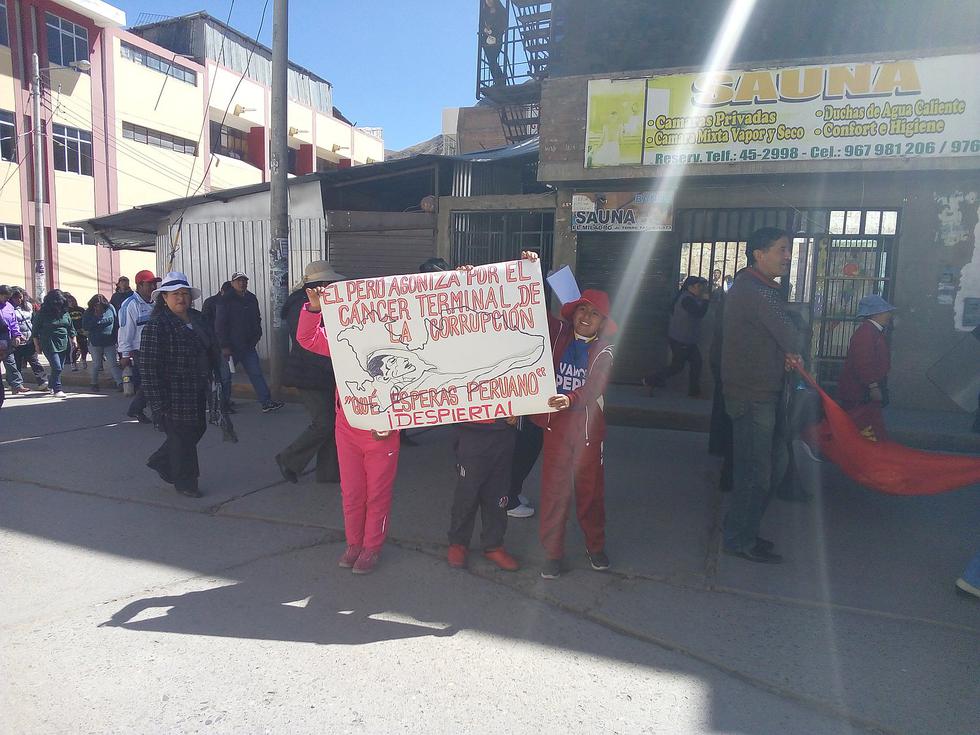 Se movilizan con banderas negras en protesta contra la corrupción