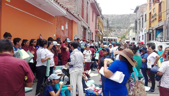 Personal del salud impago del Vraem llegaron en marcha hasta Consejo regional de Ayacucho 