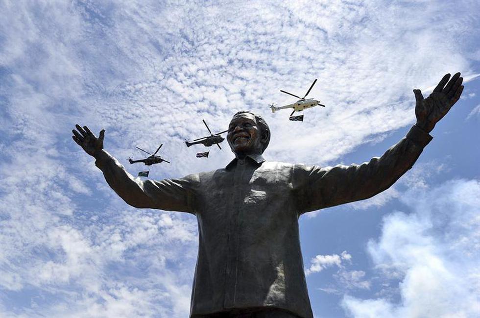 Escultores se disculpan tras añadir un conejo en una estatua de Mandela