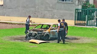 Queman vehículo que fue usado para robar en Socabaya, en Arequipa