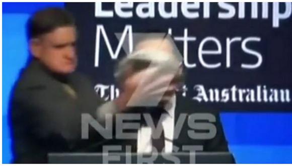 Australia: Director de aerolínea recibe un tortazo en la cara en vivo [VIDEO]