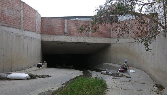 Colegio Prescott encauza torrentera con paredes, techo y piso de cemento