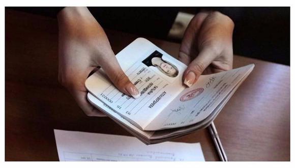 Fotografía de pasaporte de joven genera burlas y se vuelve viral por gracioso motivo