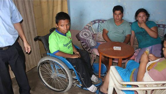 La Libertad: Trabajadores ediles de Ascope donan silla de ruedas a joven 