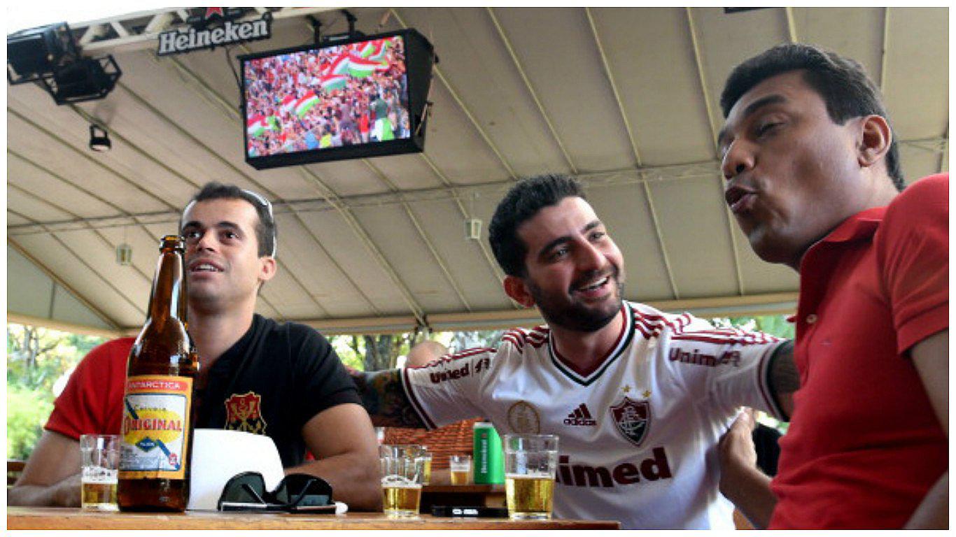 Los varones se sienten más atraídos por personas de su mismo sexo cuando beben, según estudio