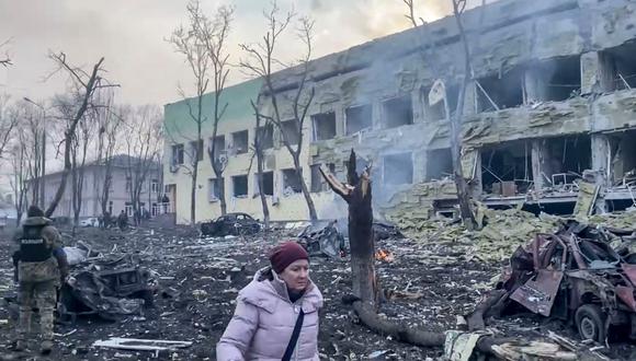 Esta imagen tomada de un video emitido por el Ayuntamiento muestra las secuelas del Hospital Mariúpol después de un ataque ruso. (Foto: Twitter)