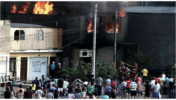 ​El Agustino: incendio consume fábrica clandestina de colchones (VIDEO)