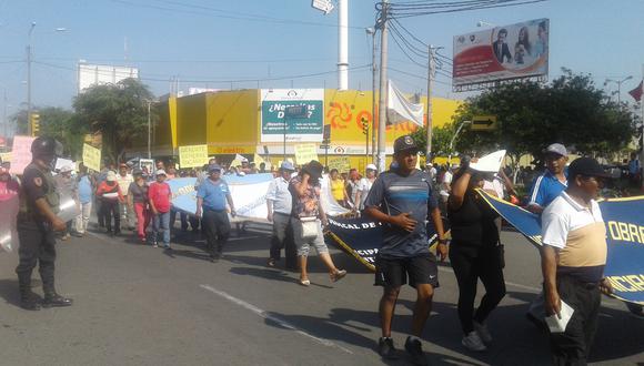 Chiclayo: Obreros ediles realizan masiva protesta por recorte de sueldos (VIDEO)