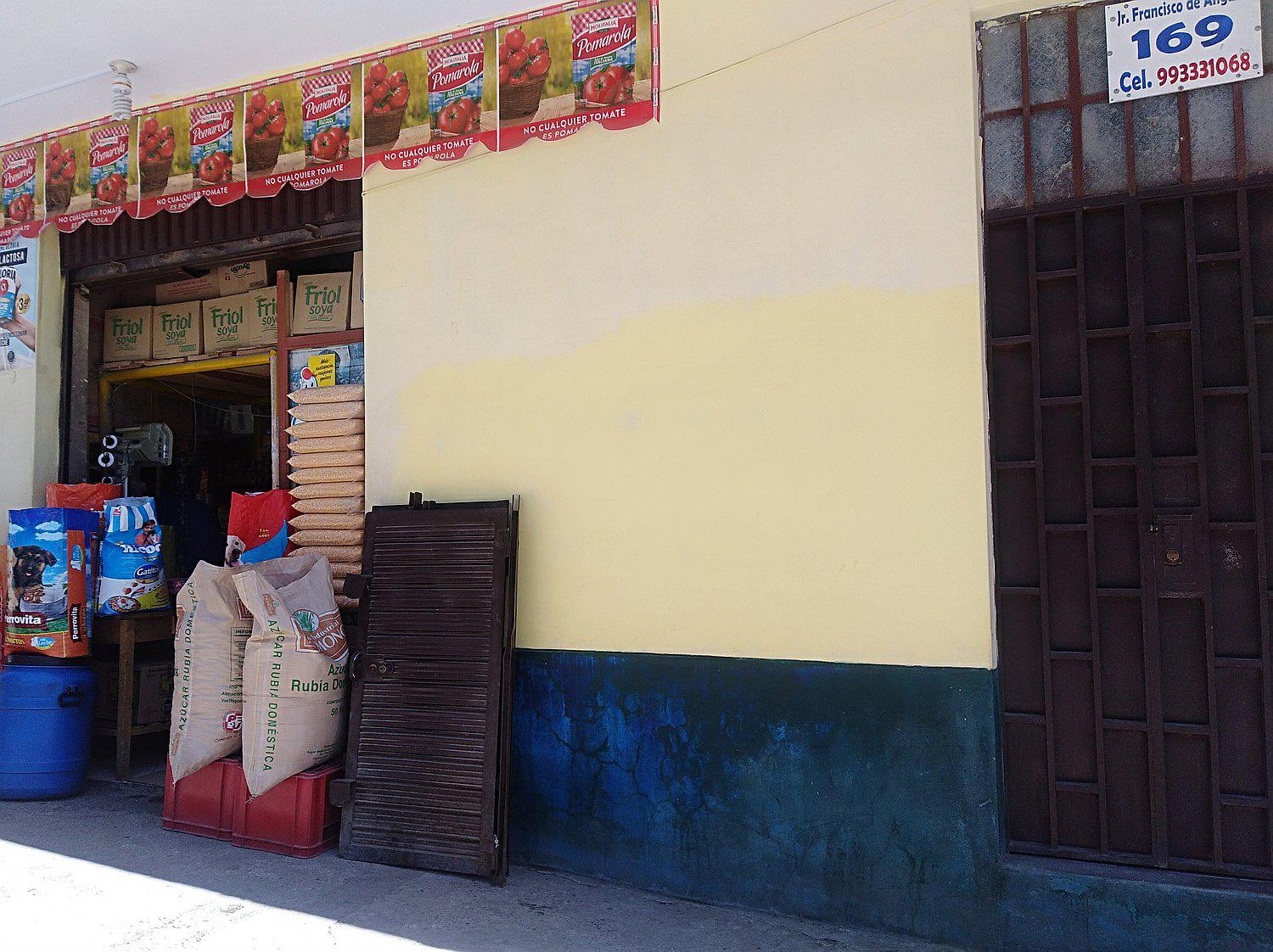 Rompen candado y se llevan costosos abarrotes de tienda