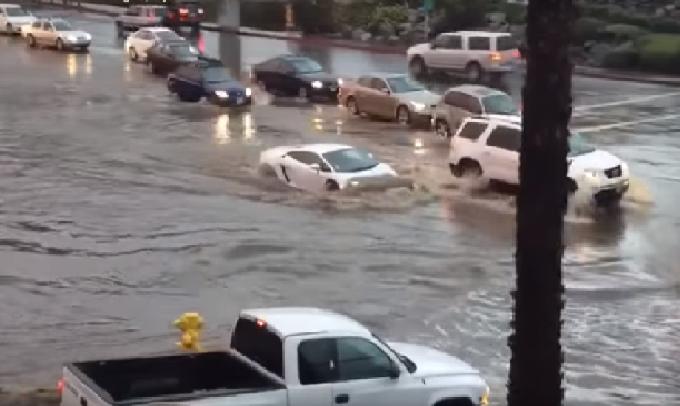 ​YouTube: Lamborgini se sumerge para cruzar calle inundada