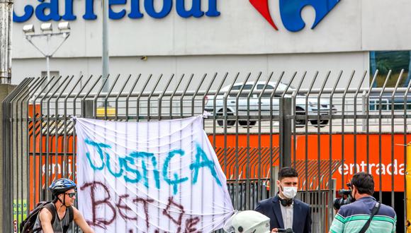 En esta foto de archivo, tomada el pasado 20 de noviembre de 2020, una pancarta que dice "Justicia, Beto vive" cuelga de una cerca frente al supermercado Carrefour en Porto Alegre. (SILVIO AVILA / AFP)