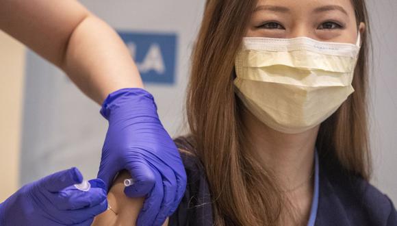 La enfermera Eunice Lee, izquierda, inyecta a la enfermera Nicole Chang, derecha, la vacuna Covid-19 en el Centro Médico Ronald Reagan UCLA, en Westwood, California, EE.UU. (EFE/Brian van der Brug).