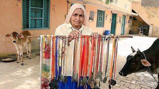 Chandro Tomar: El ícono feminista de India que es una francotiradora profesional de 89 años