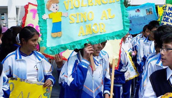 Escolares marchan contra la delincuencia