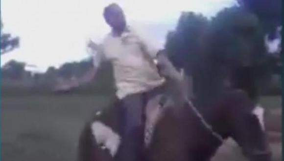 Redes sociales: Indignación por brutal maltrato a caballo por su domador (VIDEO)