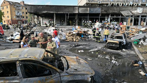 Los bomberos sacan los escombros de un edificio dañado luego de un ataque aéreo ruso en la ciudad de Vinnytsia, en el centro-oeste de Ucrania, el 14 de julio de 2022. (Foto de Serguéi SUPINSKY / AFP)