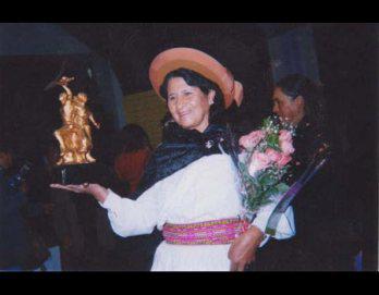 Docente huancaína es congratulada