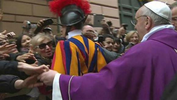 Papa Francisco: Se acercó a multitud y habló de fútbol